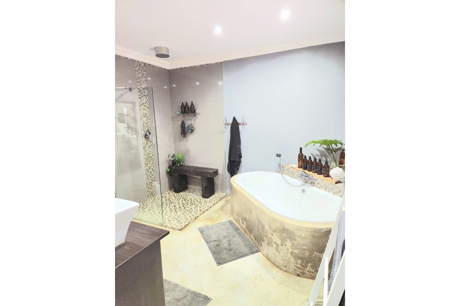 5 Bedroom Property for Sale in Safari Gardens North West